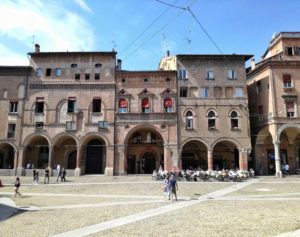 piazza santo stefano tra i quartieri più belli di bologna