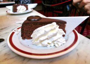 cosa vedere a vienna l'hotel sacher dove assaggiare l'originale torta sacher