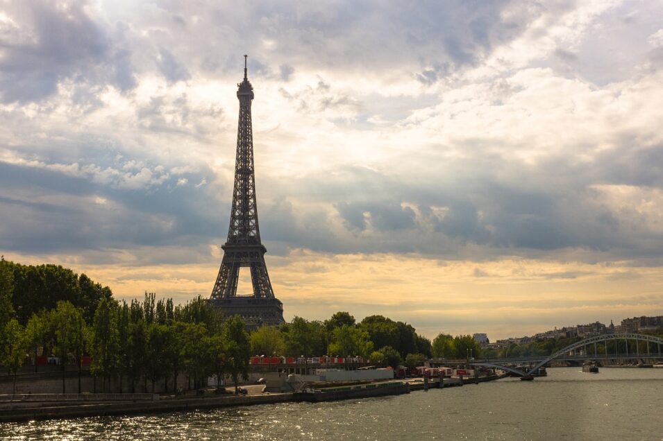 eiffel-tower-1562994_1280