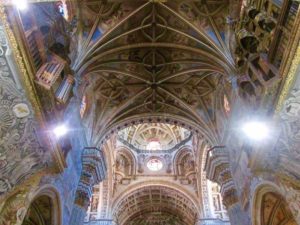 Cosa vedere a Granada interno chiesa