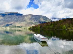 il lago di bohinj è uno dei laghi più belli della slovenia