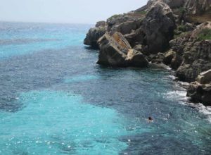 Tuffarsi nel mare di Favignana durante una vacanza in Sicilia