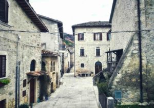 Borghi delle Marche piazza Castel Trosino