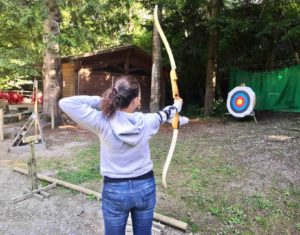 Lezione di tiro con l'arco al parco avventura Cerwood
