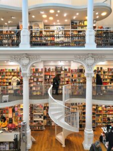 un negozio a bucarest tra le librerie più belle del mondo