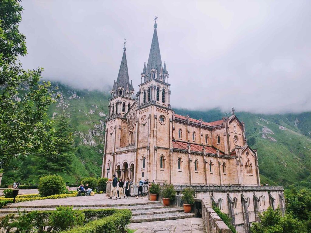 asturie cosa vedere, basilica covadonga
