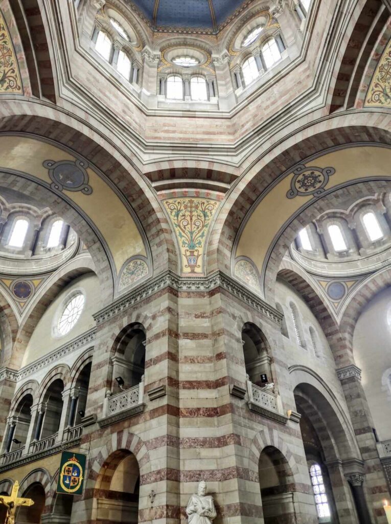 interno cattedrale Marsiglia